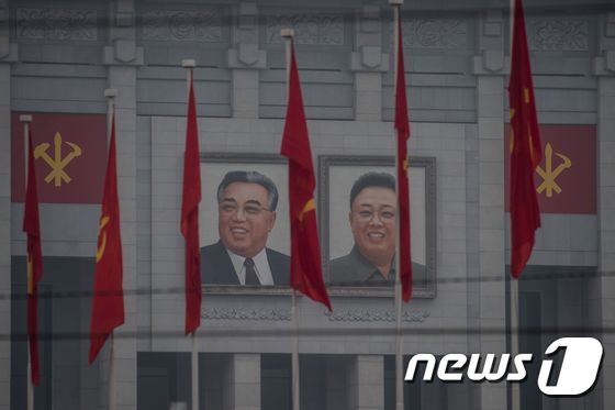 6일(현지시간) 북한의 제7차 조선노동당 대회가 열리고 있는 4·25 문화회관에 김일성·김정일 부자의 사진이 걸려 있다. 이날 오전 북한은 1980년 이후 36년만에 당대회를 개최했다.© AFP=뉴스1 © News1 이주성 기자