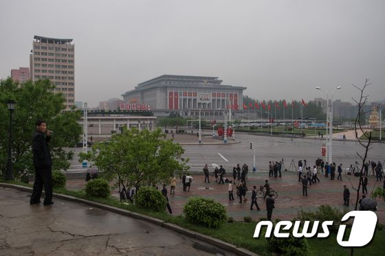 6일(현지시간) 북한의 제7차 조선노동당 대회가 열리고 있는 4·25 문화회관의 모습. 이날 오전 주요 외신들은 북한이 36년만에 처음으로 당 대회를 개최했다고 전했다. © AFP=뉴스1 © News1 이주성 기자