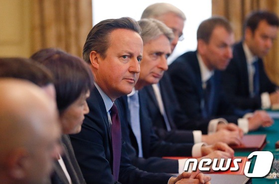 5일(현지시간) 데이비드 캐머런 영국 총리가 아베 신조 일본 총리와의 정상회담에 참석해 이야기를 듣고 있다. © AFP=뉴스1