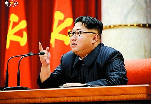 김정은 북한 노동당 제1비서가 지난 1월 12일 표창수여식을 열고 4차 핵실험 관련자들을 격려하는 모습을 조선중앙TV가 보도했다. 북한은 6일부터 7차 당 대회를 개최하고 3대 세습 공식화, 권력 핵심 세대교체 등을 선언할 예정이다. 뉴시스
