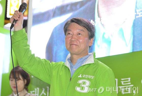 안철수 국민의당 상임공동대표가 7일 오후 서울 노원구 상계동 문화의거리에서 집중유세를 하고 있다. 2016.4.7/뉴스1 <저작권자 © 뉴스1코리아, 무단전재 및 재배포 금지>