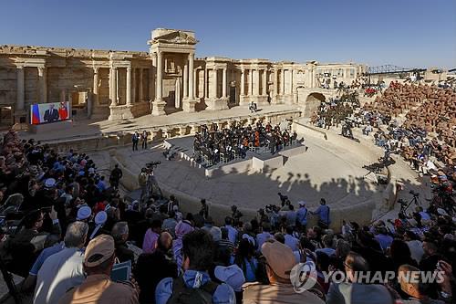 (팔미라 AP=연합뉴스) 시리아 고대 도시 팔미라에서 5일(현지시간) 러시아 지휘자 발레리 게르기예프가 이끄는 마린스키 오케스트라가 시리아 주민과 시리아, 러시아 군인 등을 대상으로 콘서트를 열고 있다.