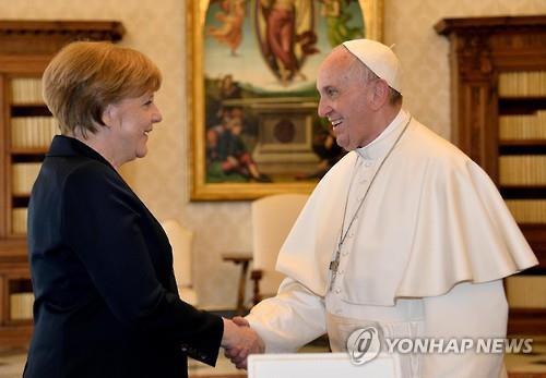 프란치스코 교황이 바티칸 집무실에서 메르켈 독일 총리를 만나고 있다. [EPA=연합뉴스]