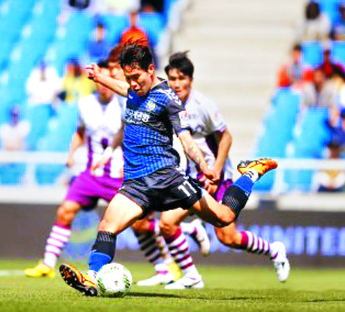 인천 유나이티드의 공격수 진성욱이 5일 인천축구전용경기장에서 열린 전남 드래곤즈와의 9라운드에 경기에서 왼발 슈팅을 날리고 있다. 한국프로축구연맹 제공