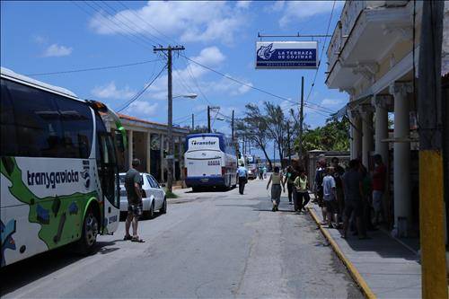 (아바나=연합뉴스) 김지헌 특파원 = 쿠바 아바나 동쪽 어촌 코히마르에 있는 미국 작가 어니스트 헤밍웨이의 단골 식당 '라 테라사' 앞에 대형 관광버스들이 줄지어 서 있다.