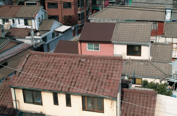 서울 성북구 정릉 일대의 재건주택 단지. 주명덕, (70쪽)
