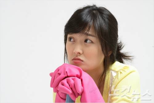 '옥시 가습기 살균제'와 '페브리즈'의 인체 유해성 논란에 주부들의 고민은 커지고 있다. (사진=스마트이미지 제공)