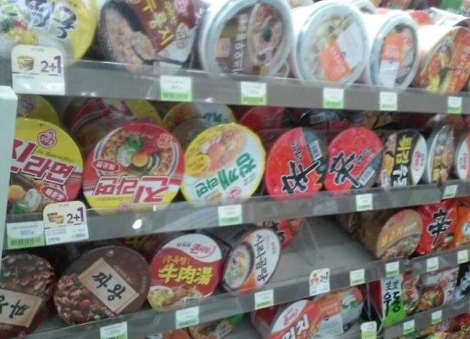 편의점 상품 진열대 편의점 상품 진열대