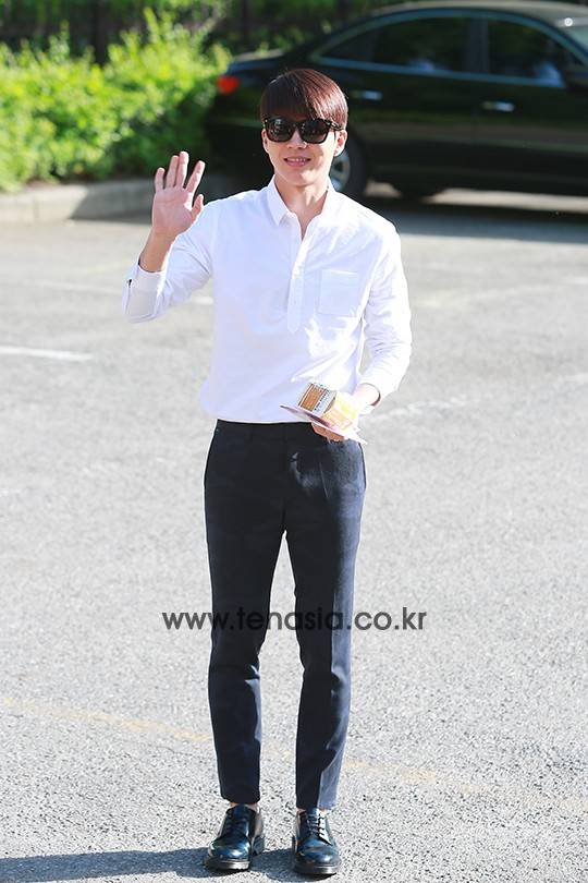 포즈를 취하는 인피니트 남우현 (뮤직뱅크 출근길)