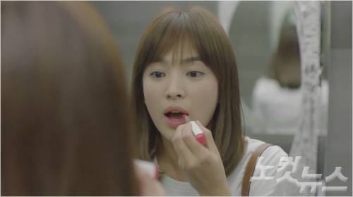 드라마 '태양의 후예' 한장면. 탤런트 송혜교 씨가 드라마에서 바른 립스틱이 여성들의 마음을 사로잡으면서 화제가 되고 있다 (사진=라네즈 제공)