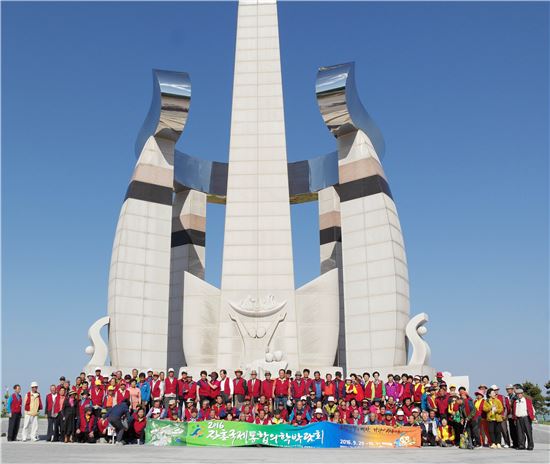 장흥문화원(이금호 원장)은 지난 11일 전북 김천, 군산과 새만금방조제 일대를 방문해 녠년 장흥문화원 문화가족 유적지 순례’를 실시했다