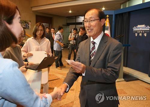여기자들과 인사하는 이원종 신임 비서실장 (서울=연합뉴스) 이상학 기자 = 이원종 신임 대통령 비서실장이 15일 오후 청와대 춘추관에서 소감을 밝힌 뒤 취재진과 인사를 하고 있다.