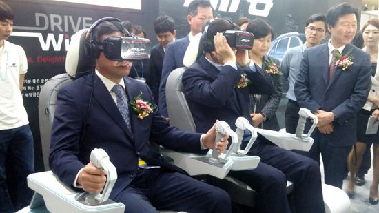최양희 미래부 장관(오른쪽)과 장동현 SK텔레콤 대표가 VR 기기를 체험하고 있다.