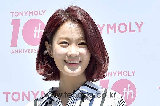 개그우먼 김지민이 19일 오후 서울 종로구 통의동 아름지기 사옥에서 진행된 토니모리 10주년 기념 포토월 행사에 참석하고 있다.