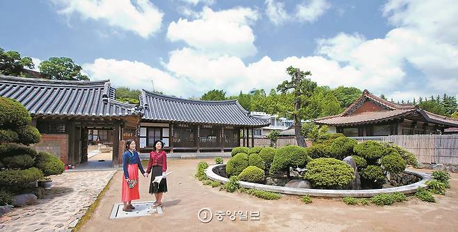 광주광역시 양림동은 젊은 감성의 근대역사문화마을이다. 최근엔 한복이나 근대 풍 옷차림으로 마을을 누비는 나들이 프로그램이 생겼다.