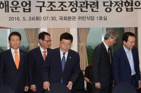 정부와 새누리당은 24일 당정협의를 갖고 조선, 해운업 구조조정 해법을 논의했다./조선일보 DB