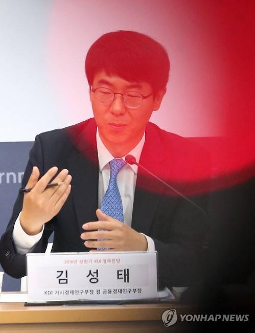 경제성장률 설명하는 김성태 KDI 거시경제연구부장 (세종=연합뉴스) 안정원 기자 = 김성태 KDI 거시경제연구부장 겸 금융연구부장이 24일 오전 정부세종청사 기획재정부 브리핑룸에서 올해 우리나라 경제성장률에 대해 설명하고 있다.