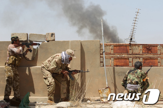 24일(현지시간) 수니파 급진 무장세력 이슬람국가(IS)의 점령지 이라크 팔루자 동부에서 이라크 정부군이 탈환작전을 벌이고 있다. © AFP=뉴스1