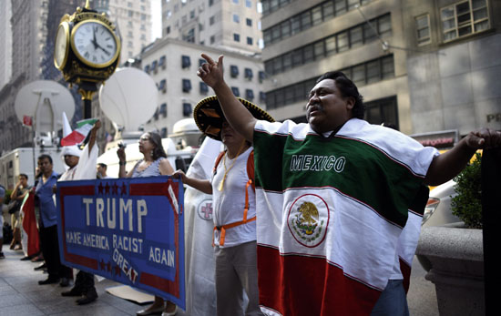 ⓒEPA : 2015년 9월3일 트럼프 후보가 멕시코에 대해 부정적 언급을 한 데 항의하며 시위대가 뉴욕 시 트럼프 타워 앞에서 집회를 열었다.