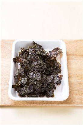 2. 김은 앞뒤로 구워 큼직하게 부순다.