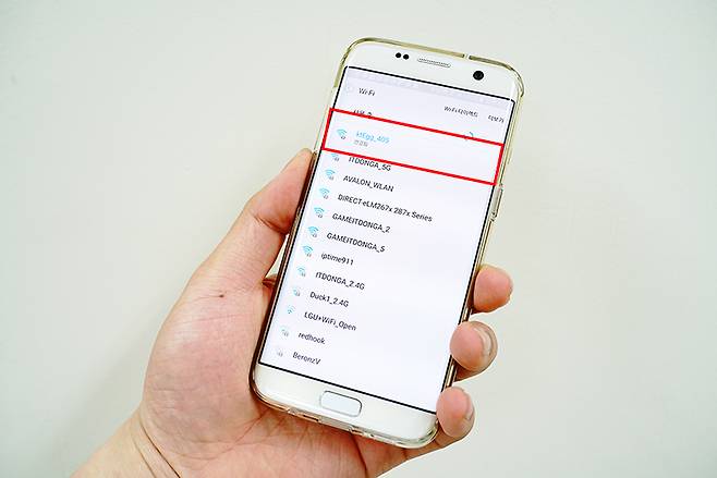 연결은 단말기 전원을 켜고 스마트폰에서 와이파이 검색만 하면 된다.