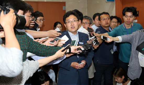 ⓒ연합뉴스 : 정진석 새누리당 원내대표가 혁신위원장으로 내정한 김용태 의원은 5월17일 사퇴했다.