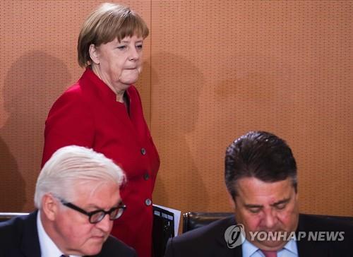 독일 사민당 소속의 가브리엘 부총리(우)와 슈타인마이어(좌) 외교장관, 그 뒤를 지나가는 기민당의 메르켈 총리 (자료사진, AFP=연합뉴스)