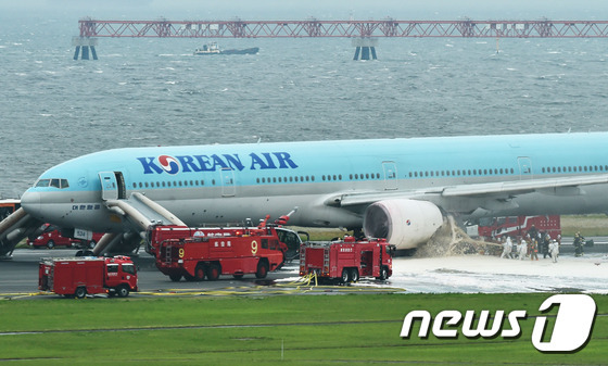 227일 오후 일본 도쿄 하네다 국제공항에서 서울 김포공항을 향해 떠나려던 대한항공 2708편(보잉777) 여객기 엔진에서 화재가 발생했다. © AFP=뉴스1