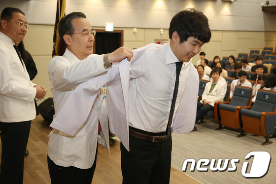 동아대학교 의과대학이 동아대병원 대강당에서 화이트 코트 세레모니(White coat Ceremony)를 개최하고 있다./뉴스 1 © News1