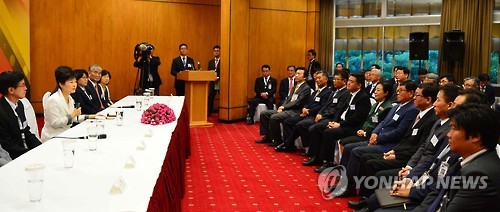 박 대통령, 우간다 동포간담회     (캄팔라<우간다>=연합뉴스) 백승렬 기자 = 박근혜 대통령이 28일 오후(현지시간) 아프리카 순방 두 번째 나라인 우간다에 도착, 수도 캄팔라에서 열린 동포간담회에서 인사말을 하고 있다.
