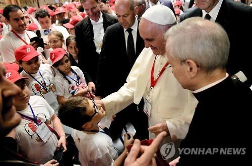 어린이들 만난 교황 [AFP=연합뉴스]