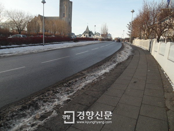 레이캬비크 도로와 보도 아래에는 지열로 데워진 온수 파이프가 깔려 있어 겨울에도 눈이 잘 녹는다. 레이캬비크 | 김세훈 기자