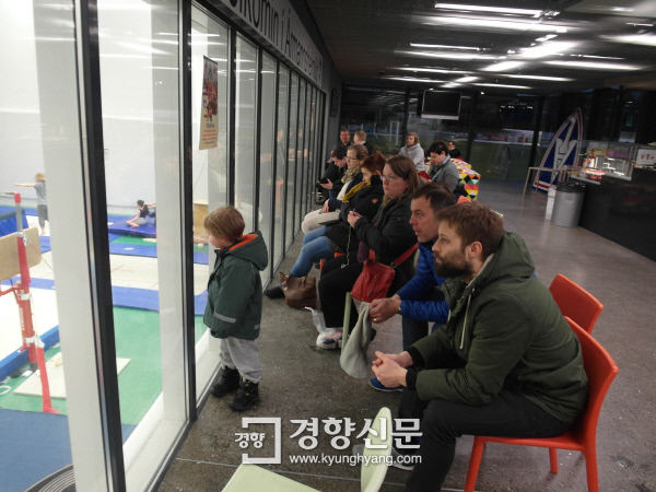아이슬란드 부모들이 레이캬비크 스포츠센터에서 체조를 하고 있는 자녀들의 모습을 창문을 통해 지켜보고 있다. 레이캬비크 | 김세훈 기자