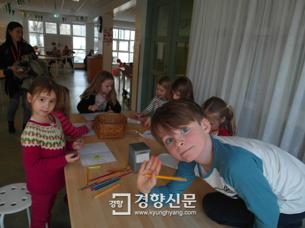 초등학생들이 미술시간 도중 장난을 치고 있다. 레이캬비크 | 김세훈 기자