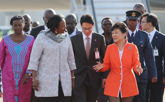 케냐 도착 : 박근혜 대통령이 30일 오후 케냐 나이로비 조모 케냐타 국제공항을 걸어 나오면서 영접을 나온 모하메드(왼쪽 두 번째) 외교부 장관과 대화를 나누고 있다.  연합뉴스