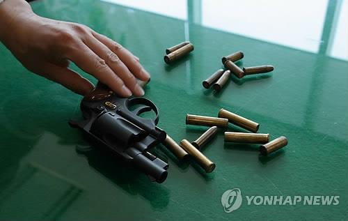 38구경 권총과 실탄. [연합뉴스 자료 사진]