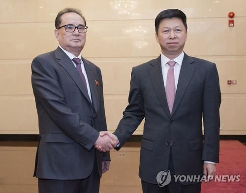 리수용 북한 노동당 중앙위원회 부위원장(왼쪽)이 31일 중국 베이징(北京)에서 쑹타오(宋濤) 중국 공산당 대외연락부장과 만난 모습