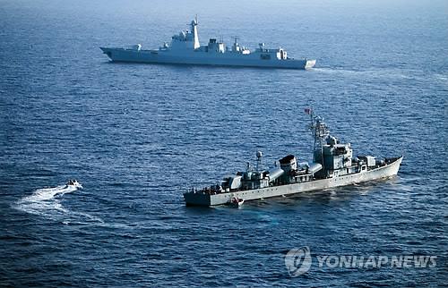 지난 5일 중국의 남해함대 군함들이 영유권 분쟁지역인 남중국해 파라셀 군도(중국명 시사군도<西沙群島>·베트남명 호앙사군도)에서 군사훈련 중인 모습.