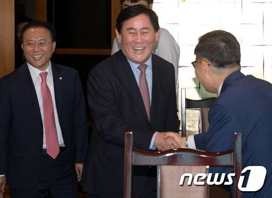 최경환(가운데) 새누리당 의원..2016.6.2/뉴스1 © News1 이광호 기자