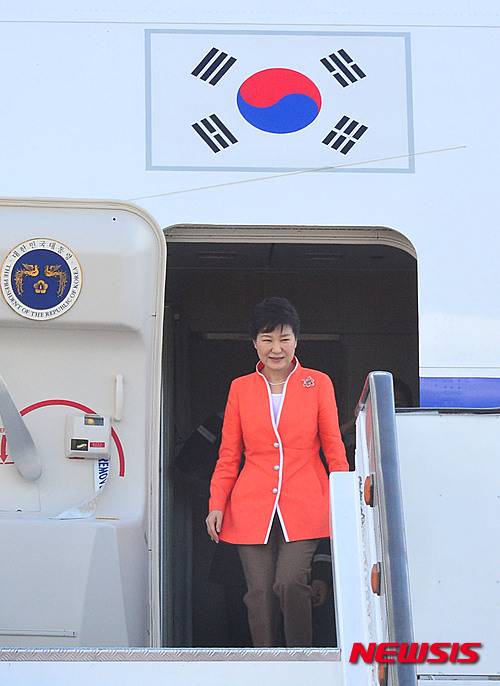 【나이로비(케냐)=뉴시스】전진환 기자 = 아프리카를 순방중인 박근혜 대통령이 30일 오후(현지시간) 케냐 나이로비 조모 케냐타 국제공항에 도착, 전용기에서 내리고 있다. 2016.05.30. amin2@newsis.com