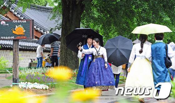 전주시 한옥마을을 찾은 관광객들이 한복을 입고 사진을 찍고 있다.2016.6.4/뉴스1 © News1 문요한 기자