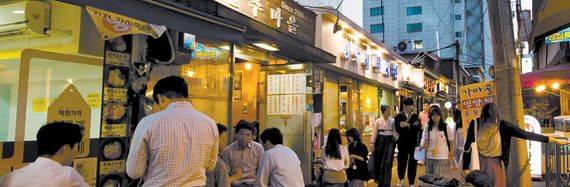 날이 어둑해지면 체부동 먹자골목엔 소박한 먹거리를 찾는 사람들이 모여든다. 요즘은 가게 앞 테이블에 앉아 음식과 술을 먹는 사람들로 골목이 더 좁아졌다.