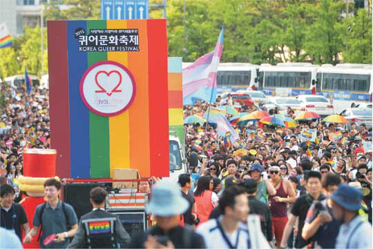 지난해 6월 28일 ‘2015 퀴어문화축제’에 참가한 성 소수자와 시민들이 서울광장에서 행사를 마친 뒤 서울 중구 삼일대로에서 행진을 하고 있다. 뉴시스