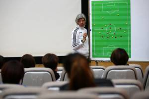 지난 2014년 11월 파주NFC에서 국제축구연맹(FIFA) 강사 헤스테리나가 국내 여성 축구 지도자들을 대상으로 전술 교육을 하고 있다. 대한축구협회 제공