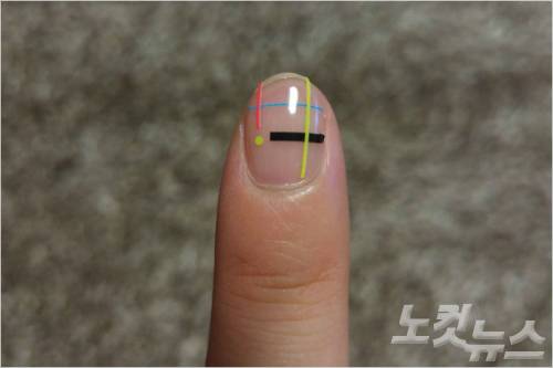'라인테이프'를 이용해 연출한 젤네일아트. 셀프네일러들도 손쉽게 표현할수 있다. (사진=김송이 기자)