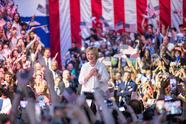 미국 민주당 대선후보로 확정된 7일 뉴욕 브룩클린 네이비 야드 행사장 연단에서 활짝 웃고 있는 힐러리 클린턴. |힐러리클린턴인스타그램