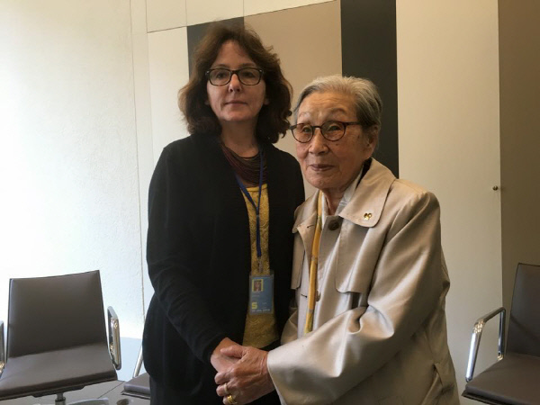 일본군 위안부 피해자 김복동 할머니(오른쪽)와 두브라브카 시모노비치 유엔 여성 상대 범죄 특별보고관이 15일(현지시간 면담을 한 뒤 손을 잡고 있다. 사진=정대협 페이스북