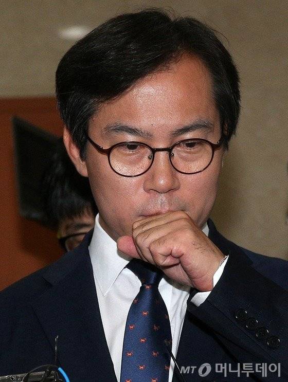 김영우 새누리당 혁신비대위원이 17일 오전 서울 여의도 국회에서 기자들의 질문에 답하고 있다.김 위원은 "전날 일괄복당 결정은 민주적 절차를 통해 비대위원 각자의 양심에 따라 내린 결론"이라고 말했다. 2016.6.17/뉴스1 <저작권자 © 뉴스1코리아, 무단전재 및 재배포 금지>