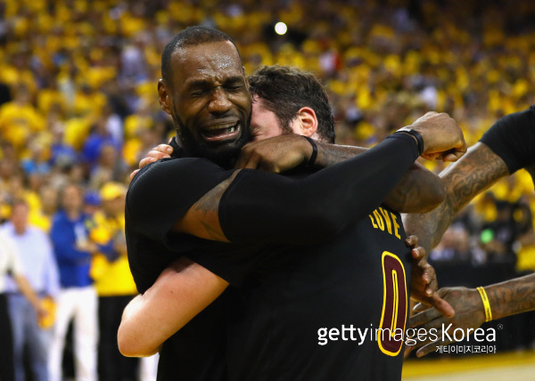 르브론 제임스(왼쪽)가 20일 미국 오클랜드 오라클 아레나에서 열린 NBA 챔피언결정전 7차전에서 승리, 우승을 차지한 뒤 케빈 러브와 부둥켜안고 눈물을 흘리고 있다.      Gettyimages/이매진스