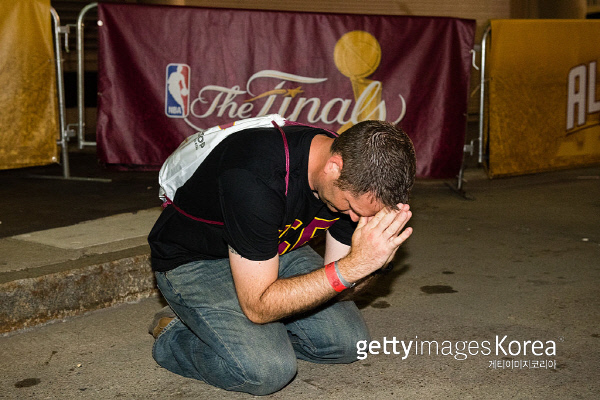 클린블랜드의 한 팬이 20일(한국시간) NBA 챔피언결정전 7차전이 벌어지고 있는 시간, 승리를 기원하는 기도를 올리고 있다. 사진|게티이미지/이매진스